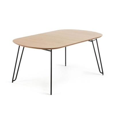 Mesa de jantar oval em madeira clara com pernas metálicas pretas