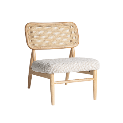 Cadeira de madeira clara com encosto em vime e assento branco