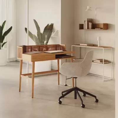 Secretária de madeira clara com cadeirão giratório cinza e estante branca num escritório minimalista