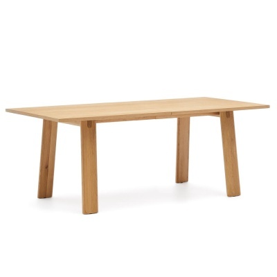 Mesa retangular de madeira clara com pernas grossas inclinadas