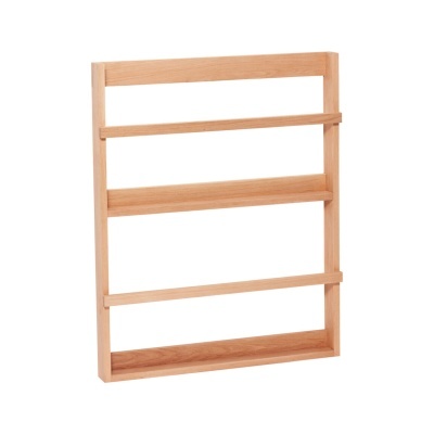 Estante de parede em madeira clara com quatro prateleiras.