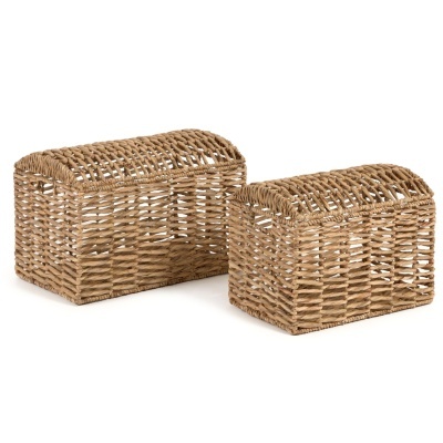 Duas caixas de vime natural retangulares com tampas arqueadas, em fundo branco.