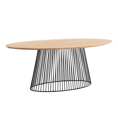 Mesa de centro oval de madeira clara com base de metal preto em formato de grades