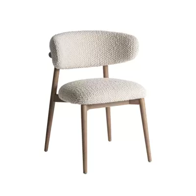Cadeira de madeira com estofos em tecido creme bouclé