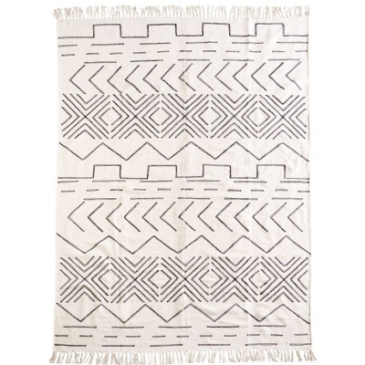 Tapete branco com padrão geométrico preto e franjas nas extremidades