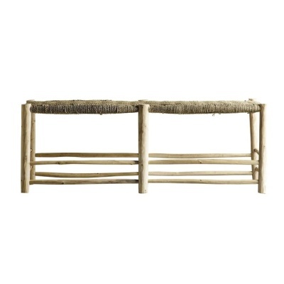 Banco rústico em madeira clara com assento trançado em tecido natural castanho