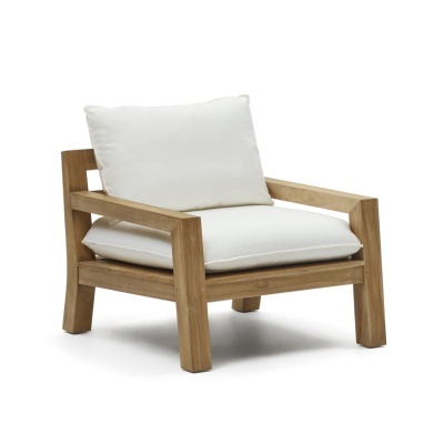 Poltrona de madeira clara com almofadas brancas espessas