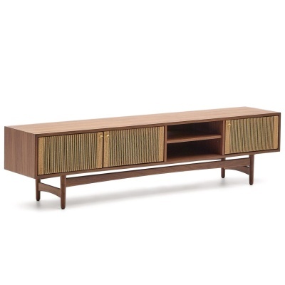 Aparador de madeira castanho com portas caneladas bege e prateleiras abertas