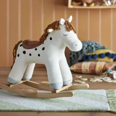 Cavalo a baloiçar infantil branco com manchas pretas e base de madeira