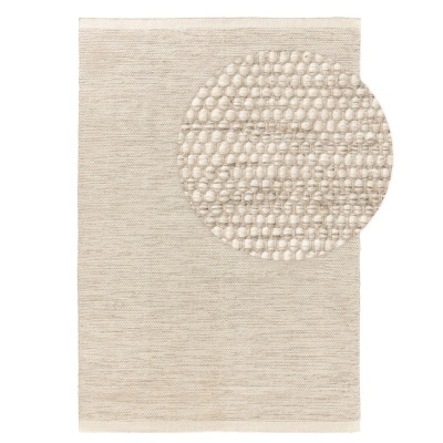 Tapete bege retangular com padrão texturizado em relevo