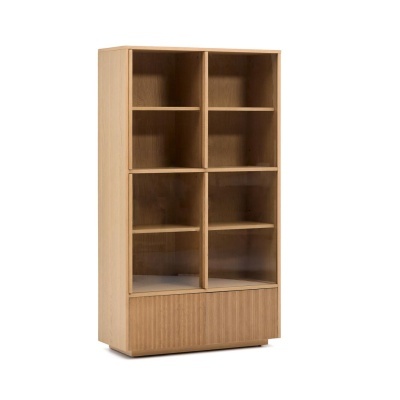 Estante de madeira clara com prateleiras abertas e base com porta painel ripado