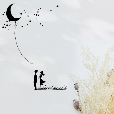 Adesivo de parede preto com silhuetas de casal, lua e estrelas ao lado de planta seca amarela