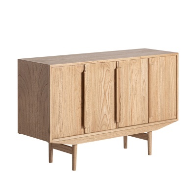 Móvel de madeira clara com três portas e pernas cilíndricas