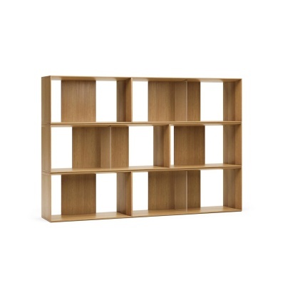 Estante de madeira clara com várias divisórias em espaços quadrados e retangulares
