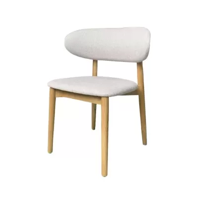 Cadeira com estrutura em madeira clara e estofos bege