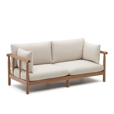 Sofá de madeira castanha clara com almofadas bege claro