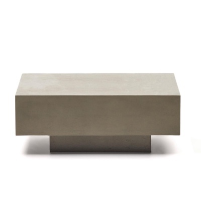 Mesa de centro quadrada de cor neutra com base retangular