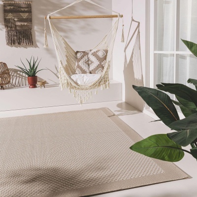 Tapete bege claro texturizado com cadeira suspensa e plantas ao fundo