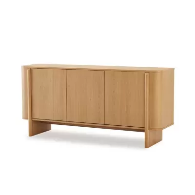 Aparador em madeira clara com três portas, cantos arredondados e base elevada