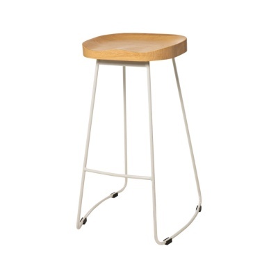 Banco alto com assento em madeira e estrutura metálica branca