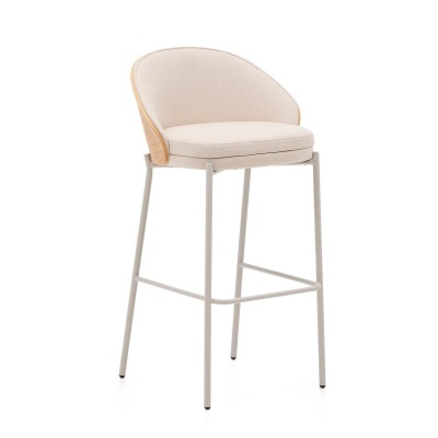 Banco alto bege com assento estofado e encosto em rattan