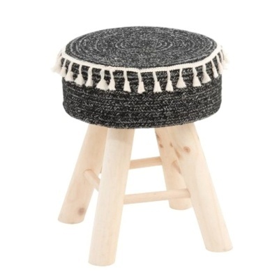 Banco com assento redondo em tecido preto e franjas brancas com quatro pés de madeira clara