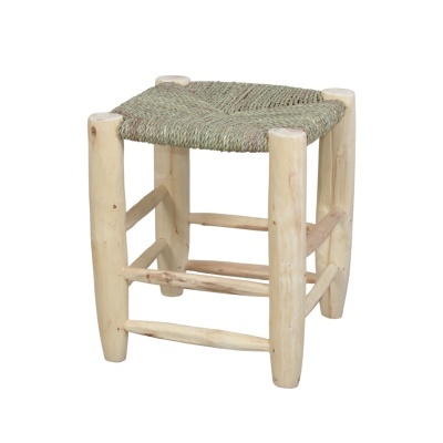 Banco pequeno rústico em madeira clara com assento trançado verde