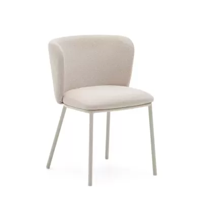 Cadeira estofada bege claro com estrutura metálica cinza