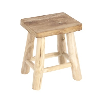 Banco pequeno de madeira clara com assento quadrado e pés inclinados