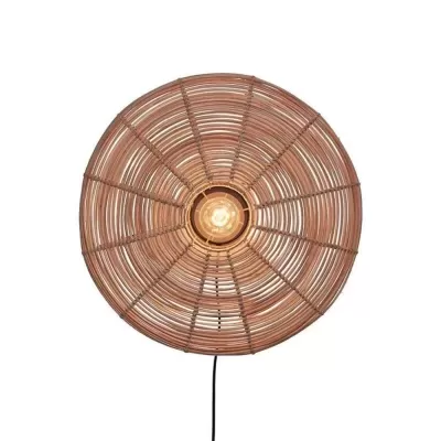 Luminária redonda de vime com lâmpada visível no centro