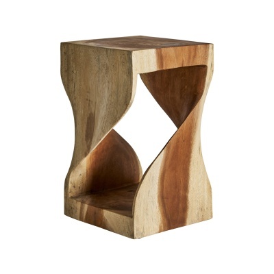 Mesa pequena ou banco de madeira natural com recorte geométrico