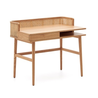 Secretária de madeira clara com detalhes em vime e prateleira deslizante