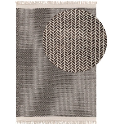 Tapete rectangular bege e preto com padrão ziguezague e franjas