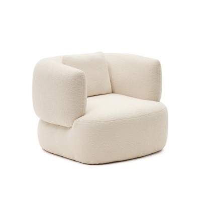 Poltrona branca de tecido com formato arredondado