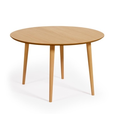 Mesa redonda de madeira clara com quatro pernas cónicas