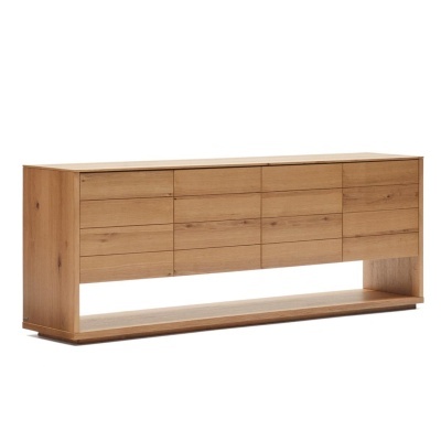 Aparador de madeira clara com doze gavetas e base aberta.