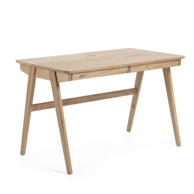 Mesa de madeira clara com tampo retangular e pernas inclinadas