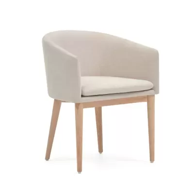 Cadeira estofada bege com pernas de madeira clara