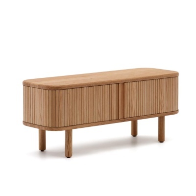 Móvel de madeira clara com portas em ripas verticais e patas cilíndricas