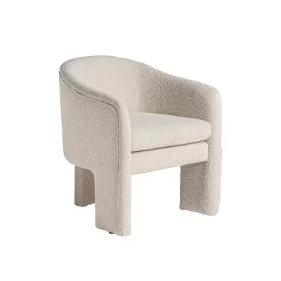 Poltrona bege claro em tecido boucle com encosto e braços curvos