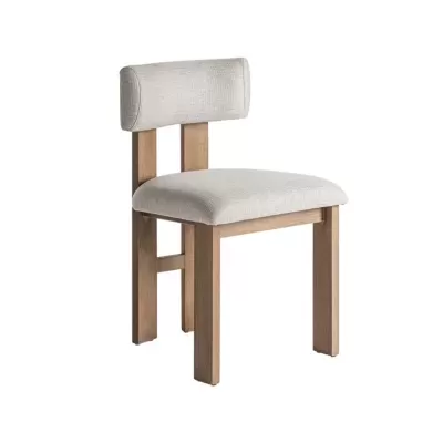 Cadeira de madeira clara com assento e encosto estofados em branco