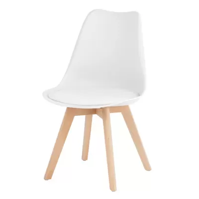 Cadeira branca com assento plástico e pernas de madeira clara