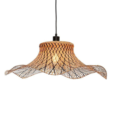 Candeeiro suspenso em vime com padrão entrelaçado e formato ondulado