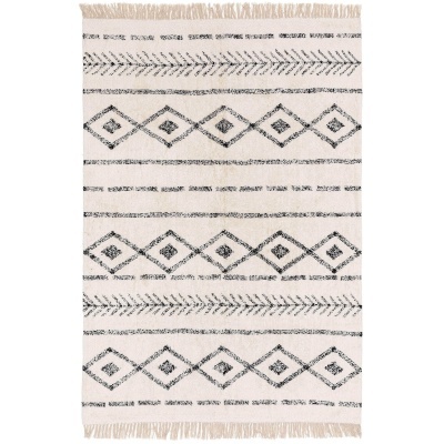 Tapete branco com padrão geométrico em preto e franjas nas extremidades.