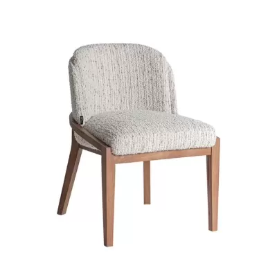 Cadeira estofada branca com estrutura de madeira clara