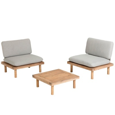 Conjunto de duas cadeiras e mesa de centro em madeira clara com almofadas cinza claro