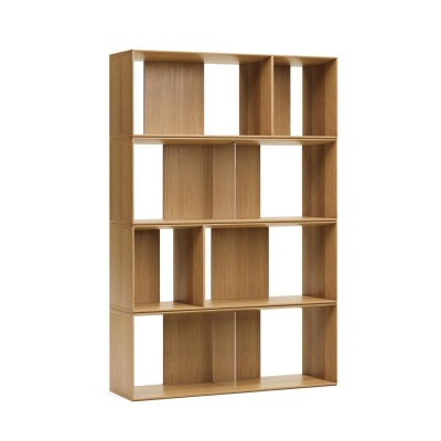 Estante em madeira clara com quatro prateleiras e divisórias