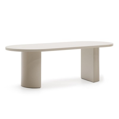 Mesa oval bege claro com duas bases arredondadas em fundo branco
