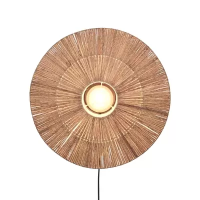 Abajur de parede com cúpula redonda trançada em fibras naturais castanhas com lâmpada central visível