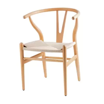 Cadeira de madeira clara com assento trançado claro e encosto em formato Y
